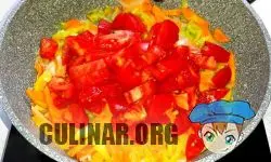 Необходимо нарезать средними кусочками свежие помидоры и добавить на сковородку к овощам.