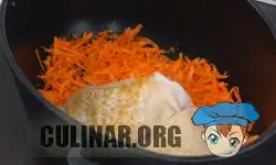 По истечению времени, перекладываем курицу на морковь.