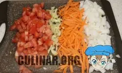 Подготавливаем овощи: > Нарезаем небольшими кубиками помидор — 2 шт. > Нарезаем маленькими кусочками острый перец. > Натираем на крупной терке морковь — 1 шт. > Нарезаем репчатый лук маленькими кубиками — 1 шт.