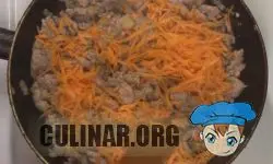 Натираем морковь на крупной терке, добавляем на сковороду и обжариваем до мягкости моркови.