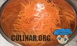 Сырую морковь натираем на терке по-корейски и перекладываем в миску. К моркови добавляем: > Соль — 1 ч.л > Сахар — 1 ч.л. Хорошо все перемешиваем руками.