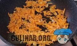 Натираем морковь на крупной терке и добавляем ее к луку. Перемешиваем и обжариваем до мягкости моркови. Выключаем плиту и даем остыть до комнатной температуры.