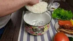 Пересыпаем рис в кастрюлю. Если используете кастрюлю с тонким дном, ее нужно застелить фольгой. Также если у вас крышка с выходом для пара лучше ее закрыть.