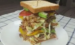 Сэндвич со свиными ребрами и овощами
