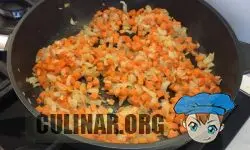 Морковь нарезаем маленькими кубиками, добавляем на сковороду, перемешиваем и обжариваем буквально три минутки.