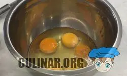 В миску добавляем: > Яйца — 5 шт. > Молотый перец — по вкусу. > Соль — по вкусу. Слегка взбиваем венчиком.