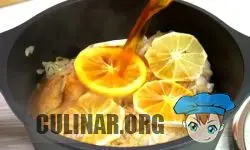 В глубокую кастрюлю добавляем: > Жареную курицу. > Обжаренный лук. > Нарезанный на кольца лимон. > Заливаем настоявшимся чаем. > Соль — 0.5 ч.л. > Молотый перец – по вкусу.