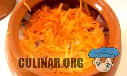 Натираем на крупной терке 1 крупную или 2 средних морковки и перекладываем в горшочек.