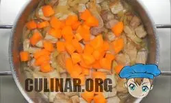 Нарезаем средними кусочками чищеную морковь, перекладываем в кастрюлю и тушим еще две минутки.