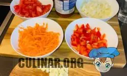 Нарезам ингредиенты: > Небольшим кубиком помидор — 1 шт. > Натираем соломкой морковь — 1 шт. > Нарезам болгарский перец — 1/2 части. > Крупно нарезаем чеснок — 2 зубчика.