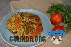 Салат Домашняя лапша с мясом и овощами