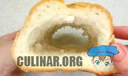 У батона вырезаем два края и вынимаем всю мякоть.