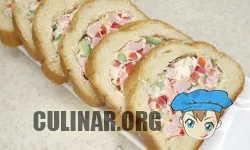 По истечению времени, разматываем батон, нарезаем на порционные кусочки, выкладываем на праздничную тарелку и подаем к столу.