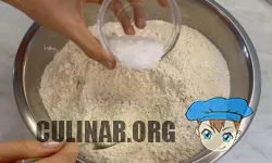 Просеиваем 1 килограмм муки в глубокую емкость, добавляем 20 грамм соли и перемешиваем.