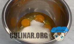 В емкость добавляем: > Яйца — 3 штуки. > Сахар — 175 грамм. > Ванильный сахар — 10 грамм. > Соль — 1 щепотка. Взбиваем все ингредиенты миксером до пышной светлой массы.