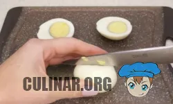 Яйца разрезаем на две половинки и изымает желток.