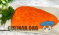 Морковь натираем на крупной терке, аккуратно выкладываем формируем салат. Для украшения вставляем пучок петрушки.