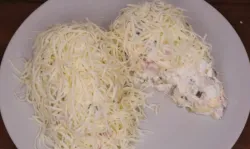 Натираем сыр на терке и посыпаем салат. Слегка руками приминаем сыр, чтоб он также приобрел форму.