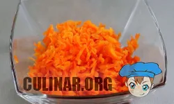 Отварную морковь натираем на крупной терке.