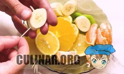 Первым делом фрукты нарезаем колечками, мандарин разделяем на дольки. Затем фрукты надеваем на шпажки.