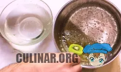 Потом фрукты обмакиваем в карамели и остужаем в ледяной воде.
