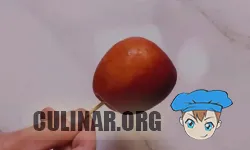 Первым делом яблоки насаживаем на шпажки.