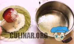 Затем яблоки обмакиваем в карамель и посыпаем их кокосовой стружкой.