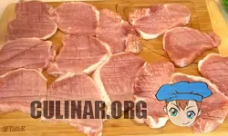 Нарезаем мясо на платины толщиной 1 сантиметр. Тыльной стороной ножа или кулинарным молотком отбиваем мясо с двух сторон. Мясо необходимо поперчить или посыпать приправой к мясу.