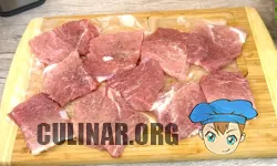 Нарезаем мясо на порционные кусочки. Каждую сторону отбиваем тыльной стороной ножа или кулинарным молотком, смазываем растительным маслом, солим и перчим.