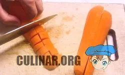 Первым делом морковь нарезаем кубиками и измельчаем ее в блендере.