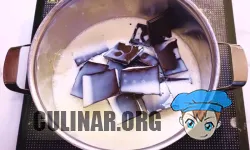 Первым делом в кастрюлю ломаем шоколад, заливаем молоком и варим до расплавления шоколада.