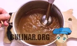 Затем взбиваем шоколадную массу при помощи блендера минут 5.
