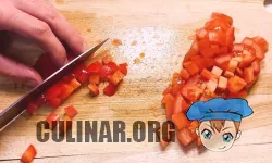 После чего помидор и перец нарезаем небольшими кубиками.