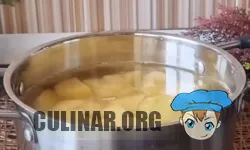 1 килограмм картофеля нарезаем на средние куски и ставим варить в подсоленной воде до полной готовности.