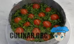 Свежую петрушку и зеленый лучок нарезаем мелко и посыпаем между помидор.
