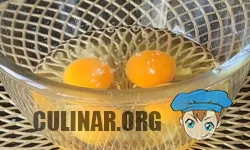 4 яйца разбиваем в миску, солим и вилочкой взбиваем.