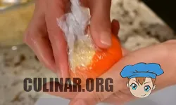 Сворачиваем пищевую пленку, растягиваем морковку и аккуратно формируем мандаринку.