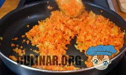 Очень маленькими кубиками нарезаем морковь и пересыпаем его к луку на сковороду. Пассеруем овощи, пока морковь не станет мягкой и придаст приятный, зажаристый цвет.