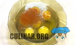Пока все обжаривается в тарелку разбиваем яйца, приправляем их солью, черным молотым перцем, паприкой и хорошенько их перемешиваем.