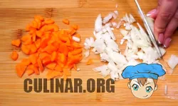 Нарезаем соломкой картофель, кубиками морковь и мелко луковицу. По желанию морковь с луком обжариваем на растительном масле.