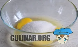 В глубокую емкость добавляем: > Яйца — 3 шт. > Сахар — 150 гр. > Соль — 1 щепотка. Венчиком хорошенько перемешиваем до полного растворения сахара.