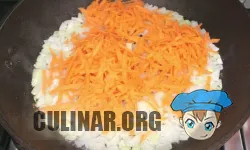 Натираем на крупной терке морковь, перекладываем ее к луку, перемешиваем и обжариваем до мягкости.