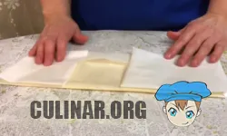 Затем, этой же бумагой, накрываем сыр. Заворачиваем его и отправляем в микроволновую печь на 5 секунд.