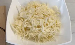 Небольшими кусочками шинкуем белокочанную капусту и перекладываем в салатницу.