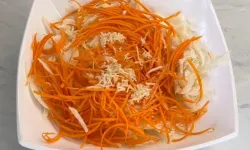 Морковь натираем на терке по-корейскуи. На мелкой терке натираем чеснок. Салат необходимо посолить по вкусу и размять руками, чтоб овоща дали сок.