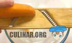 Первым делом морковь натираем на терке для моркови по-корейски.