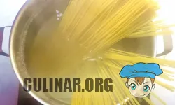 Потом в кипящую воду добавляем соль, отправляем туда же спагетти и варим до состояния Al Dente.