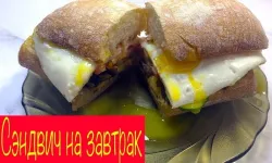 Салат Сэндвич с жареным яйцом в чиабатте