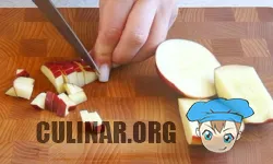 Яблоко чистим от семечек и нарезаем кубиками. Перекладываем в миску.
